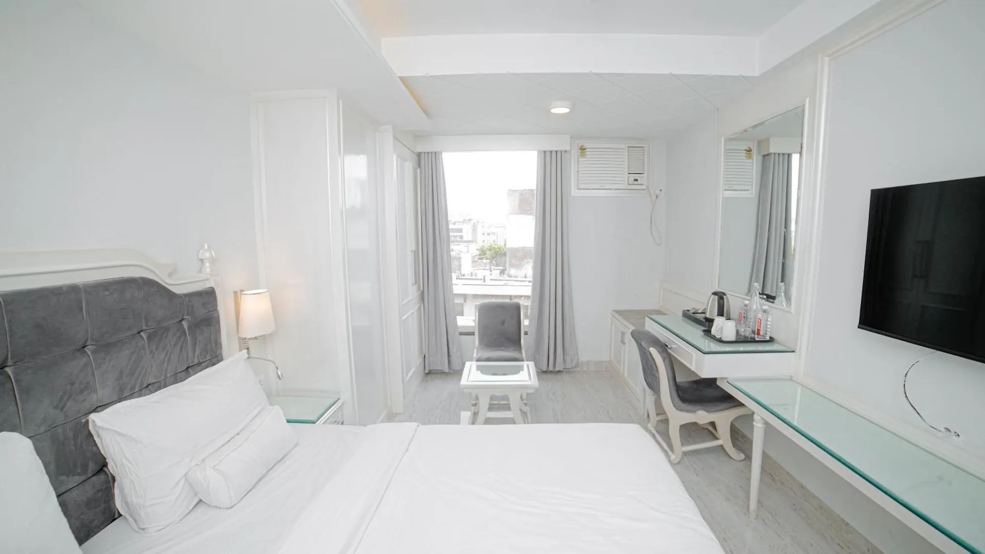Pearl Courtyard Hotel Varanasi 4*,  India